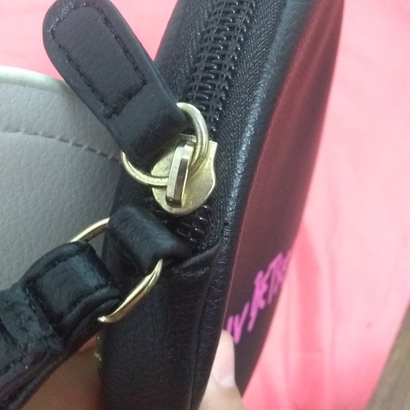 Betsy johnson bee purse 🐝🐝 - Picture 4 of 5